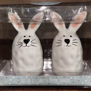 Super Cute 🥰 Easter Bunny 🐰 Salt 🧂& Pepper Set- NEW